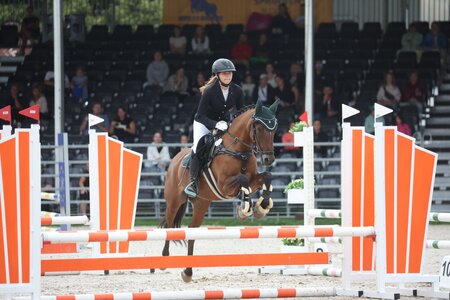 Julia Parafinski und Simba siegten im Finale des Springwettbewerbs. 