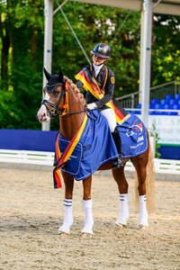 Amelie Bertazzoni und DSP Der kleine Champion gelingt im Finale der sechsjährigen Dressurponys die große Sensation. | Foto: Equitaris