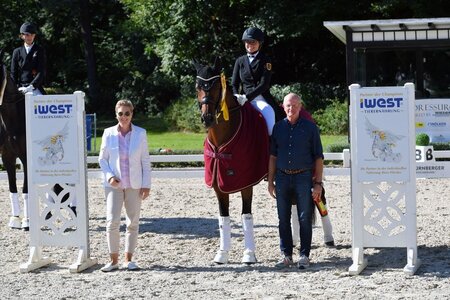 Ann-Kathrin Lachemann und Clara Korn siegten in der heutigen Qualifikationsprüfung zur morgigen Finalqualifikation im IWEST-Dressur Cup. | Foto: Dill