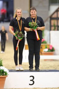 Alice Layher und Andrea Blatz sichern sich die nächste Medaille, dieses Mal im Seniorenlager. | Foto: Julian Spilker