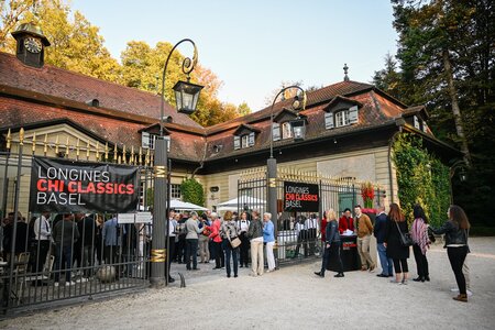 Die Gäste der Soirée Hippique wurden vor der historischen Reithalle Wenkenhof empfangen. 