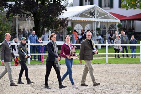 Die Familie Huttrop-Hage verlässt das Hofgut Albführen. | Foto (Archiv): Dill