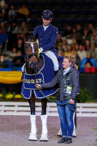 Franz Trischberger freute sich mit seiner Sarotti im Finale des IWEST Dressur Cups über einen überlegenen Sieg. | Foto: Lafrentz