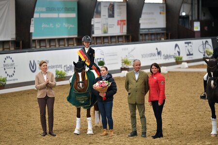 Dürfen wir vorstellen? Die neue Bundesnachwuchschampionesse der Pony-Dressurreiter, Maya Wächter. | Foto: Dill