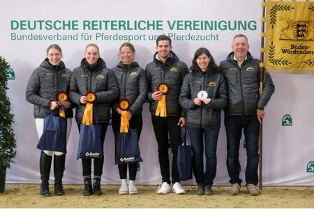 Das siegreiche Team Baden-Württemberg (v.l.): Pauline Jopp, Theresa Rauscher, Nadja Knieps, Linus Keller sowie Teamleitung Dr. Andrea Pfirrmann und Markus Lämmle. Foto: FN/Thomas Hartwig