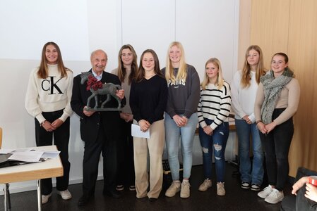 Heinz Bürk mit den verabschiedeten Ponyreiterinnen. Foto: D.Matthaes