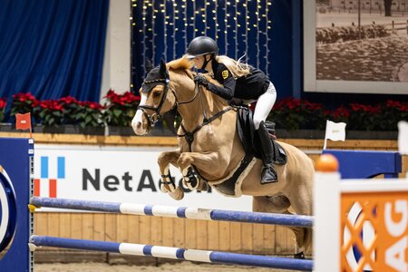 Allegra Hüttig sprang mit Gusti zum Auftakt auf Platz vier. Foto: Jasmin Metzner Allegra Hüttig sprang mit Gusti zum Auftakt auf Platz vier. Foto: Jasmin Metzner