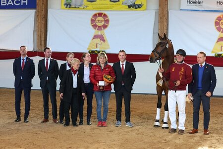 Wie im vergangenen Jahr stellt Familie Schadock den Springsieger und erneut ist James Blue der Vater. Foto: LL-Foto Wie im vergangenen Jahr stellt Familie Schadock den Springsieger und erneut ist James Blue der Vater. Foto: LL-Foto
