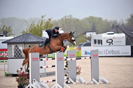 Mario Walter und Cora de la Rosa lassen sich auch vom Dauerregen nicht aus dem Konzept bringen und siegen im S-Springen in Küps. | © Foto: Dill