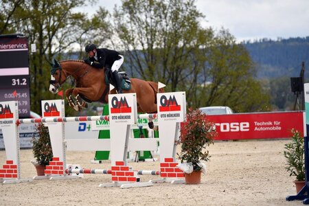 Mario Walter, hier mit Cora de la Rosa, konnte in Küps gleich zwei schwere Springen gewinnen. | © Foto: Dill