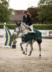 Nach dem Sieg im Stilspringen der Klasse S gewinnt Arwen-Charlotte Thaler auch das zweite S-Springen in der Altersklasse U25. | © Rea Burkart