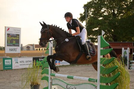 Savannah Balzano sichert sich Platz eins mit Wallach Camiro | © Dill (Archiv)