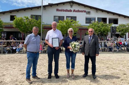 Dietmar Stiefel (2.v.li.), Bürgermeister a.D. von Achern, wurde im Beisein seiner Ehefrau Angelika geehrt. Es gratulierten Andreas Bohnert (l.) und der PM-Delegierte Christian Abel (r.).  | © FN/Köninger