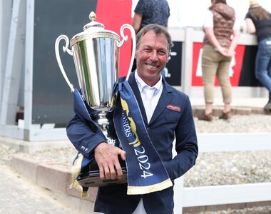 Hans-Dieter Dreher nimmt den Pokal aus Winterlingen mit | © Roger Müller