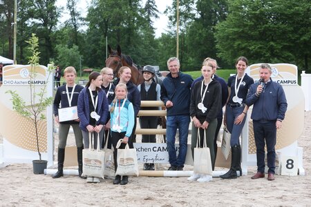 Lars Meyer zu Bexten (Mitte) war in Prorzheim zu Gast für einen Springlehrgang. | © Doris Matthaes
