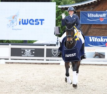 Tina von Briel und Tallahassee heißen die Sieger der IWEST Cup Einlaufprüfung in Winterlingen.  | © Roger Müller