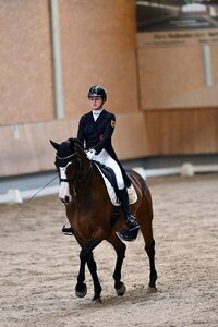 Lisa Steisslinger freute sich mit Caddylack in Illertissen über ihren ersten S***-Sieg. | © Dill