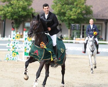 Sieger Heiniger mit Michael Jung im Rücken | © Roger Müller