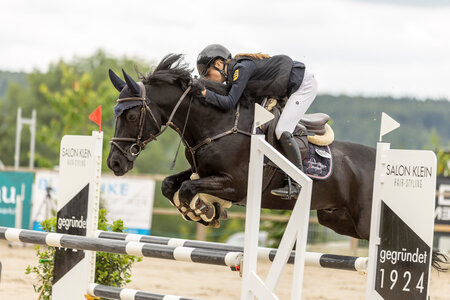 Black Jack trägt Luisa Sophie Roth zum Sieg | © Sabrina Steinert