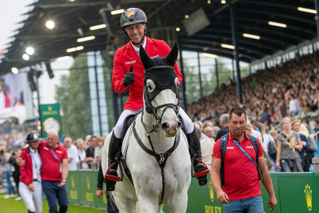 Nach seiner Aachen-Premiere 2023 darf Hansi Dreher in diesem Jahr in der Soers erneute das rote Jackett tragen. | © Lafrentz
