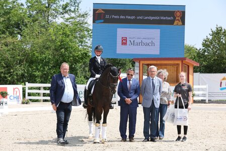 Cornelius, der strahlende Sieger der Ponyreitpferde-Prüfung, nimmt die Glückwünsche zum Sieg in der heutigen Prüfung in Empfang | © Doma