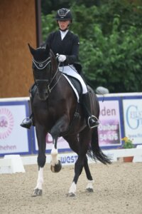Anna Casper schnappte sich mit Birkhof's Bacardi beim Heimturnier auf dem Gestüt Birkhof einen Dreisterne-S-Sieg. | © D. Matthaes