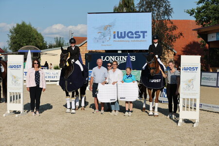 Saskia Löwel und Vera Breidenbach siegten in der IWEST Dressur Cup Einlaufprüfung.  | © D. Matthaes