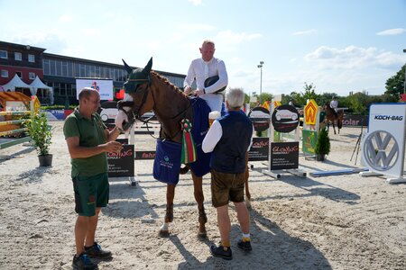 Eine Tradition: In diesem Springen gibt es für den Sieger und die Patzierten ein Bier in der Siegerehrung. | © Roman Sterzik