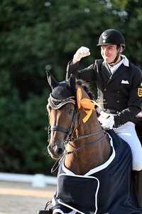 Frederik Leon Steisslinger freute sich in der Intermediaire A auf dem Waldhauser Hof mit Favory über seinen ersten S***-Sieg. | © Dill