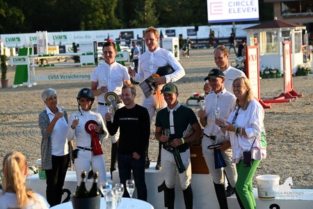 Siegesfeier nach der ersten Quali zum Großen Preis | © Puschak