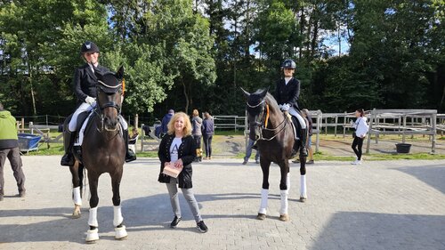Die Sponsorin Anette Feil stiftete den Ehrenpreis kurzerhand für beide Siegerinnen | © Privat