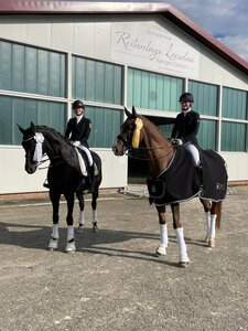 Leonie Moll siegte in Balingen in der Amateur S-Dressur. Die Juniorin Juliane Dörr wird Dritte. | © privat
