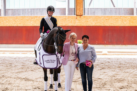 Fiona Serafina Lukas freute sich mit Aragorn über den Sieg in der S-Dressur der Young Talent Tour. | © Bambi Fotografie