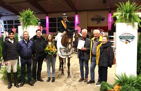 Das Goldene Reitabzeichen funkelt nun an Anastasia Wetzstein. | ©  Roger Müller