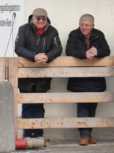 Heinrich Ramsbrock (r.) wird 75 - auch Verleger Hugo Matthaes sendet herzliche Glückwünsche. | © Bischoff