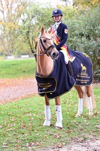 Martha Louisa Temme siegt mit Designed for You beim Bundesnachwuchschampionat der Ponyreiter. | © Dill