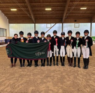 Natalie Gauß-Ernst sicherte sich in Landshut zweimal Platz zwei und auch Kira Schwegler ritt in die Platzierung. | © privat