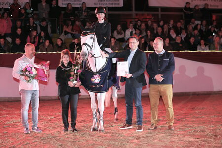 Das Reitabzeichen in Gold für Conny Pape. | © D. Matthaes