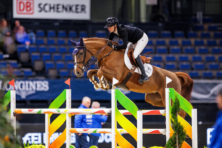 Jana Wargers siegt im Eröffnungsspringen über 1.45m. | © Lafrentz