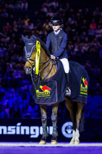 Lieselot Kooremans beschenkt sich zu ihrem Geburtstag selbst mit der goldenen Schleife. | © Lafrentz