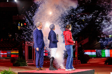 Grund zu feiern: Andreas Kroll mit den Turnierbotschaftern Isabell Werth und Michael Jung.  | © Lafrentz