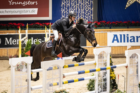 Thierri Wagner und Cookie HH fliegen zu Platz fünf im S**-Springen | © Jasmin Metzner Fotografie Thierri Wagner und Cookie HH fliegen zu Platz fünf im S**-Springen | © Jasmin Metzner Fotografie