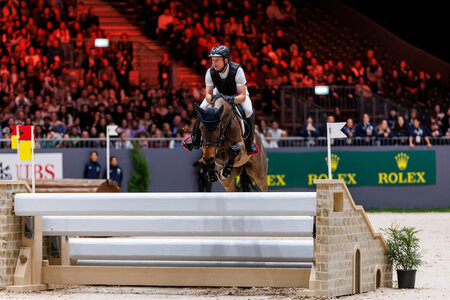 Mit Ignatz H galoppiert Michael Jung durch die Hallen in Genf. | © Lafrentz Mit Ignatz H galoppiert Michael Jung durch die Hallen in Genf. | © Lafrentz