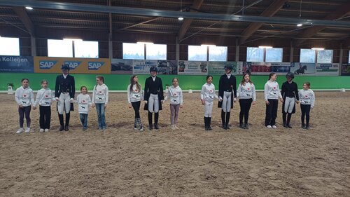 Siegerehrung mit Reitkindern in der Zwei-Sterne-S von Walldorf