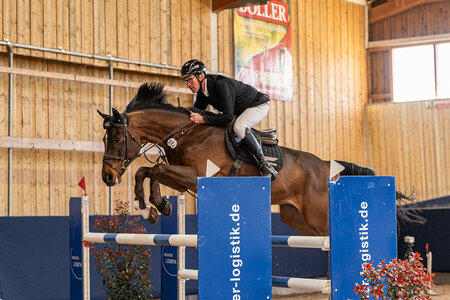 Dimanche Z springt unter Markus Kölz zum Sieg. | © Claretta Lukas | Bambifotografie