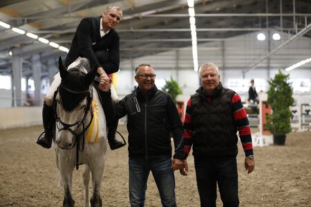 Jan Müller mit den Vorständen Achim Machauer und Martin Zimmerer  | © Ronja Prokosch 