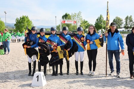Strahlende Gesichter nach Platz eins im Bundesnachwuchsvierkampf   | © Doris Matthaes