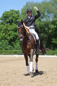 Große Freude: Frederik Steisslinger siegte mit Favory in der S***-Dressur von Böblingen. | © D. Matthaes