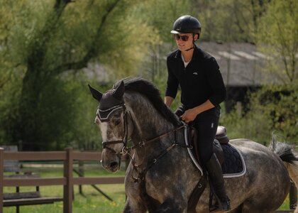 Julian Holzmann agiert ab sofort als Bereiter am Stall Blum. | © Luise Goedecke