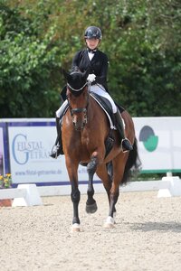 Amelie Besenfelder freute sich in Rottweil im Sattel von Lady Sunshine über ihren ersten S-Sieg. | © D. Matthaes
